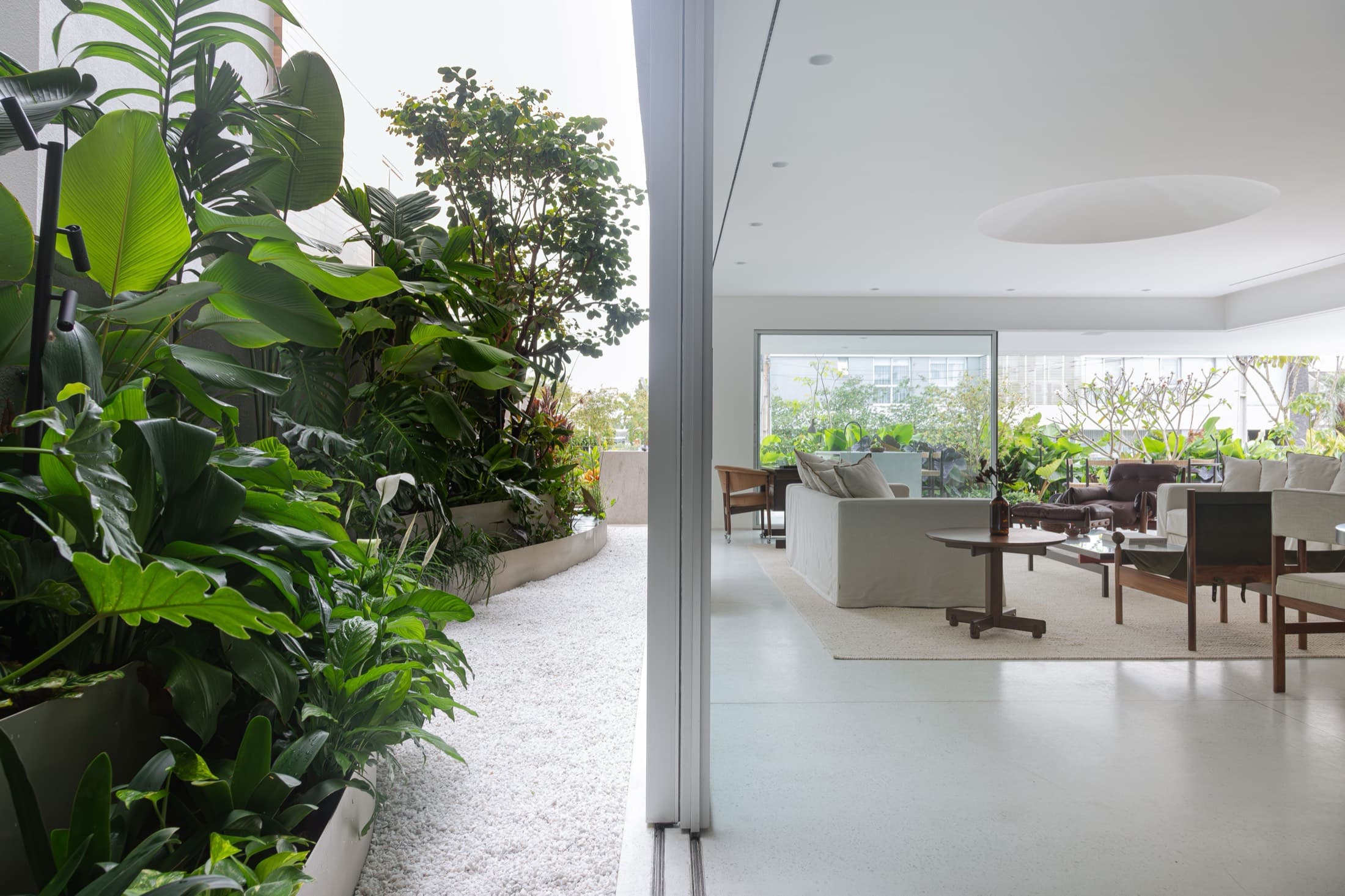 Sala de estar de apartamento reformado em Florianópolis, com iluminação natural e acabamento de alto padrão