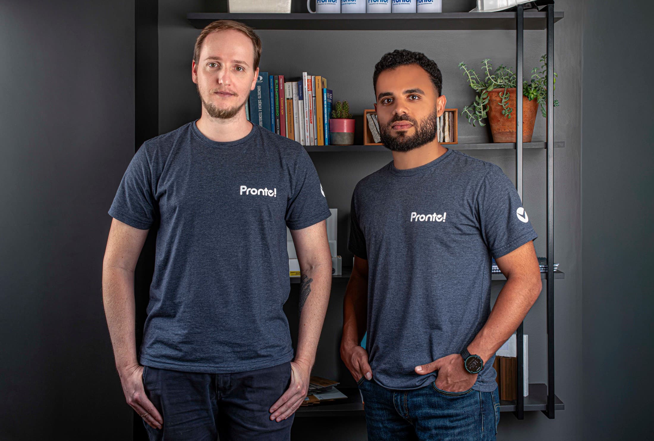 Dois integrantes da equipe da Pronto! Engenharia no escritório
